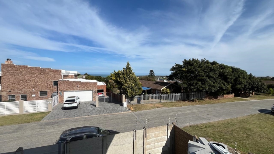 5 Bedroom Property for Sale in Wavecrest Eastern Cape